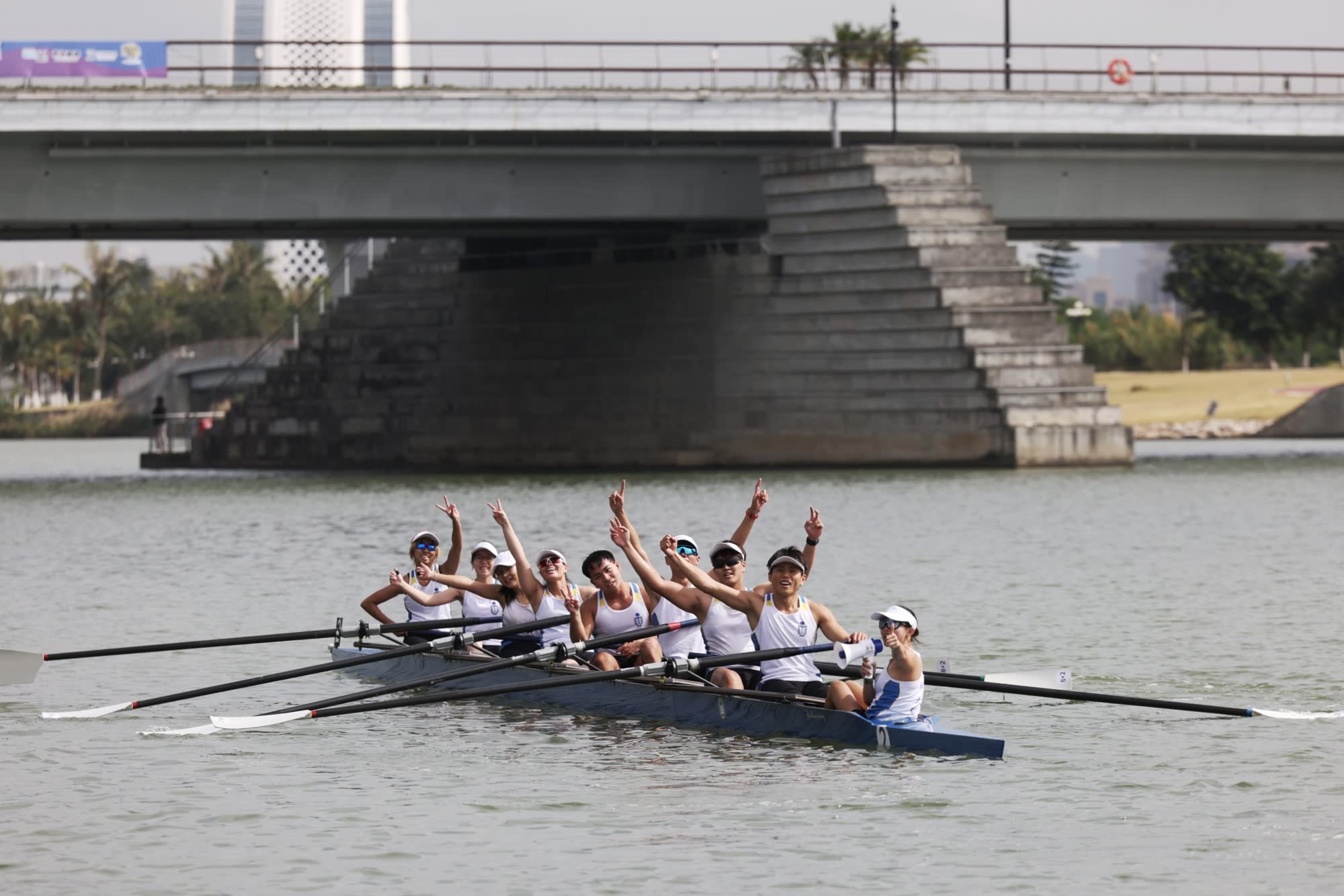 8+ mixed girls rowing team